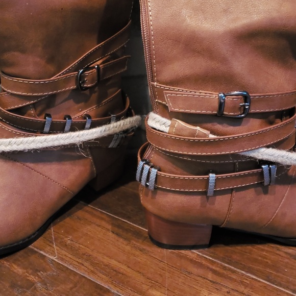 Vintage, Adjustable Buckle, back zipper boots - Picture 5 of 5